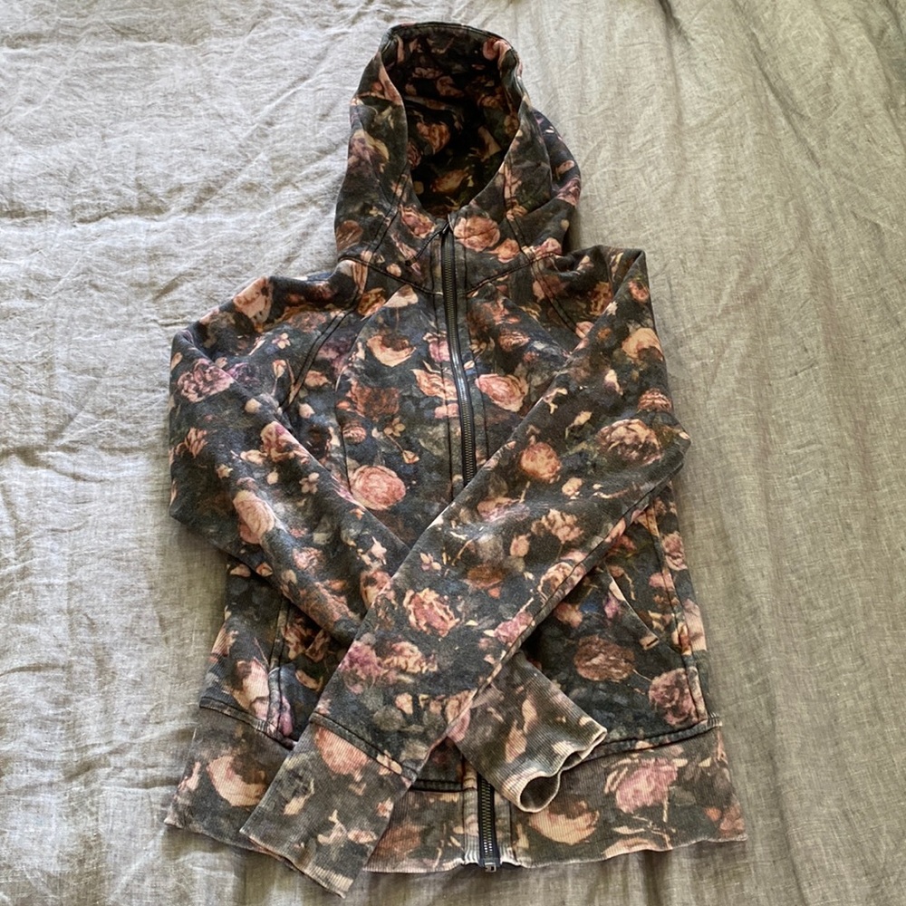Lululemon athletic. Size 2 zip up